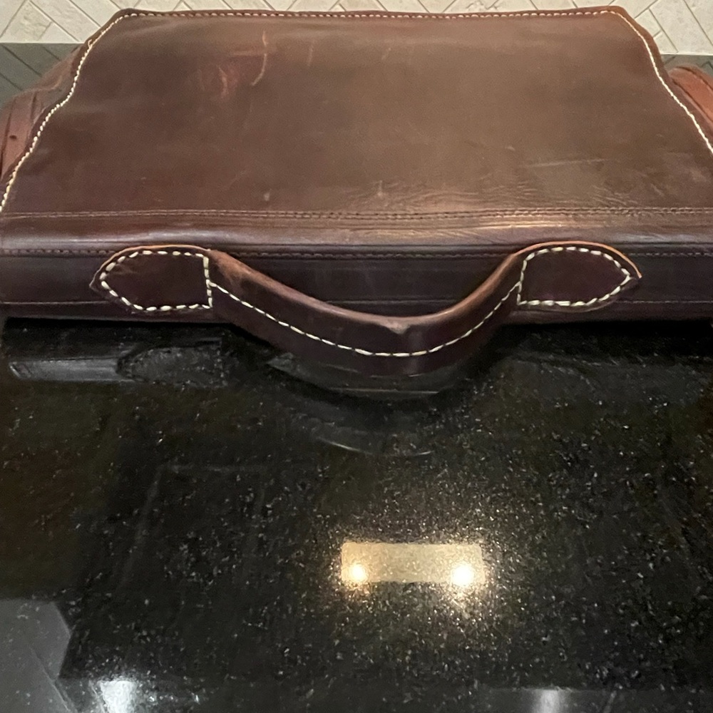 Beautifully crafted leather briefcase / satchel. - Picture 5 of 6